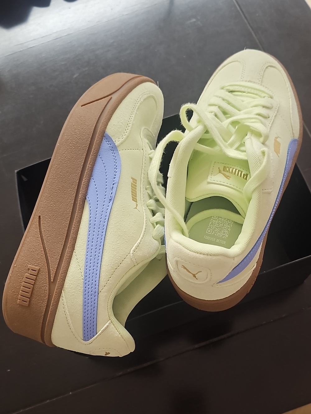 New Puma Women's Platform Sneakers in Light Green with Blue and a Brown Sole.